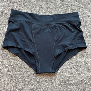 Aisle Base Shorty in black, size large